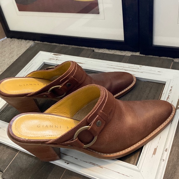 DONATED Gianni Bini size 7M brown slip-on heeled sandal. - Picture 2 of 10